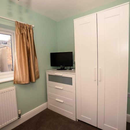 Pass The Keys Newly Renovated 2 Bedroom Apartment And Free Parking Scarborough Exterior photo